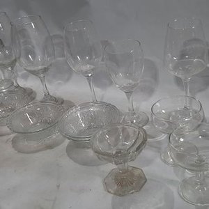 Lote de Cristalería y Vajilla: Copas, Jarras y Compoteras - imagen 3