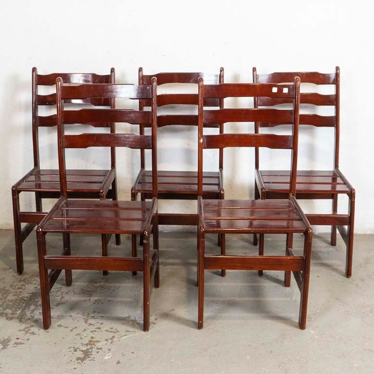 Juego de Cinco Sillas de Madera Estilo Clásico