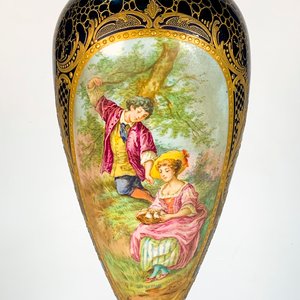 Potiche Sevres de Porcelana Azul Cobalto y Bronce con Escena Romántica, 61 cm - imagen 3
