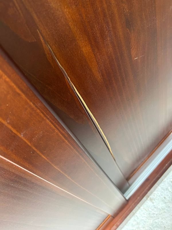 Mueble de madera con puertas corredizas y estantes - imagen 3
