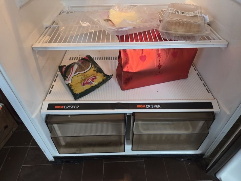 Heladera con freezer Westinhouse en funcionamiento - imagen 5