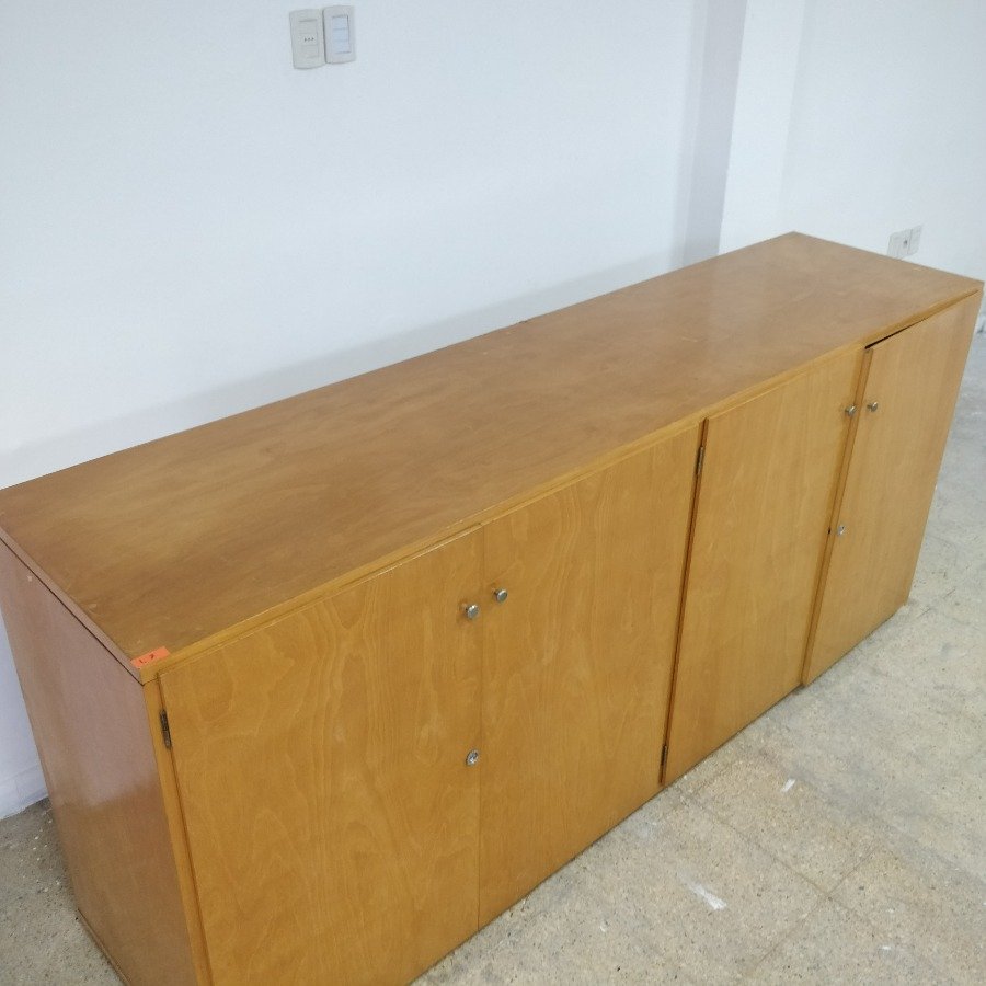 Mueble de cuatro puertas con tiradores y cerraduras - imagen 4