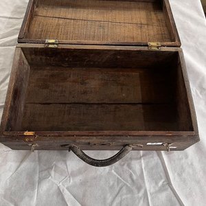 Caja de Madera Antigua con Bisagras y Portacandados - imagen 2
