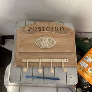 Lote siguiente: Perchero Rústico de Madera con Estante para Postales