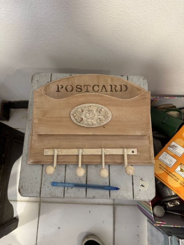 Perchero Rústico de Madera con Estante para Postales
