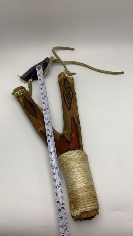 Lanzador de bolas antiguo con diseños pintados - imagen 2