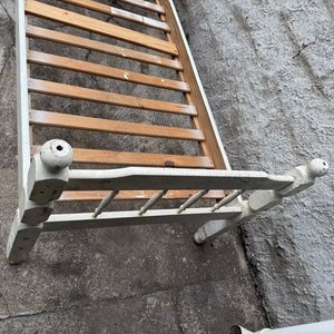 Cama de una plaza de madera con parrilla - imagen 4
