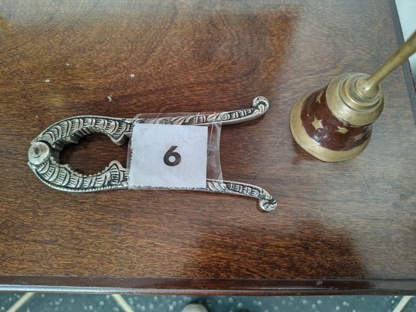Abre nueces y campanita de bronce con detalles - imagen 1