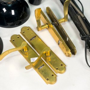 Lámpara de Mesa Negra con Apliques y Pestillos de Bronce - imagen 3