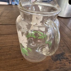 Jarra de Vidrio con Flores y Licorera Antigua con Tapón - imagen 4