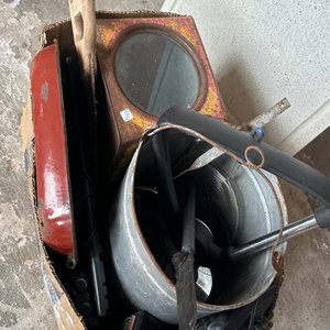 Lote siguiente: Caja con Utensilios de Cocina y Varios Objetos