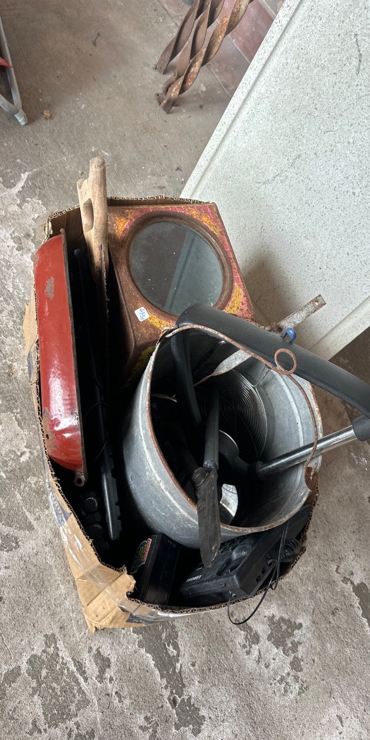 Caja con Utensilios de Cocina y Varios Objetos