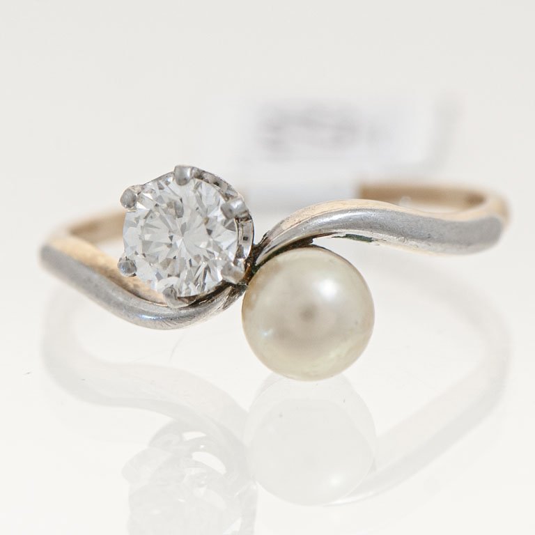 Lote anterior: Anillo de Oro con Brillante y Perla