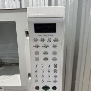 Microondas Kenmore Blanco con Pantalla Digital y Función "Quick Touch Sensor" - imagen 8