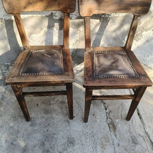 Lote siguiente: Par de Sillas Antiguas de Madera Restauradas