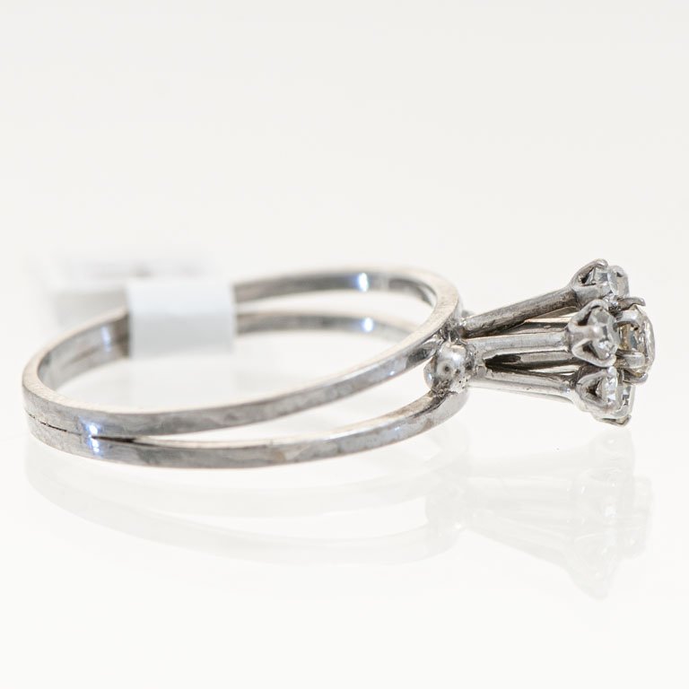 Anillo de oro con diamantes - imagen 2