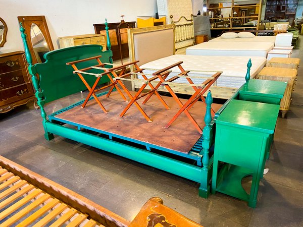 Cama Antigua Verde con Mesitas de Noche y Tendedero Plegable - imagen 1