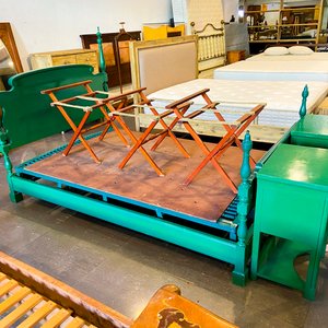 Lote anterior: Cama Antigua Verde con Mesitas de Noche y Tendedero Plegable