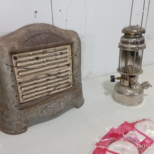 Estufa Eléctrica Antigua y Farol Metálico con Mantillas - imagen 5