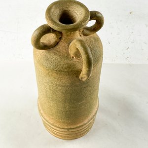 Jarrón de Cerámica Beige con Asas y Detalles Acanalados - imagen 2