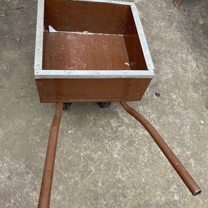Carretilla de Madera Marrón con Ruedas Metálicas - imagen 3