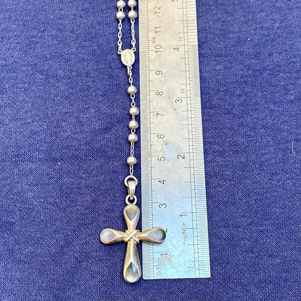 Collar de rosario de plata con cruz y detalles en metal - imagen 10