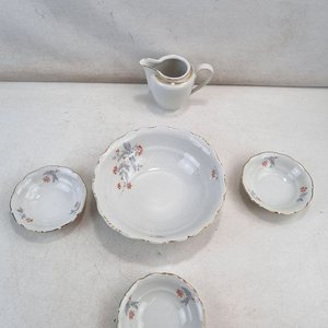 L 004 - Set De 5 Piezas - Elegante juego de vajilla decorado con motivos florales y bordes dorados, origen Checoslovaquia - imagen 6