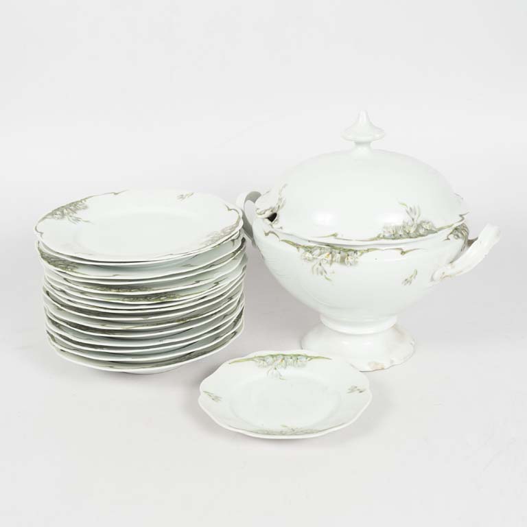 17 Piezas de porcelana Rosenthal fondo blanco decorado flores borde lobulado. 2 Platos llanos con cascaduras. Sopera con mínimas cascaduras en el asa - Medidas: Plato llano 25cm