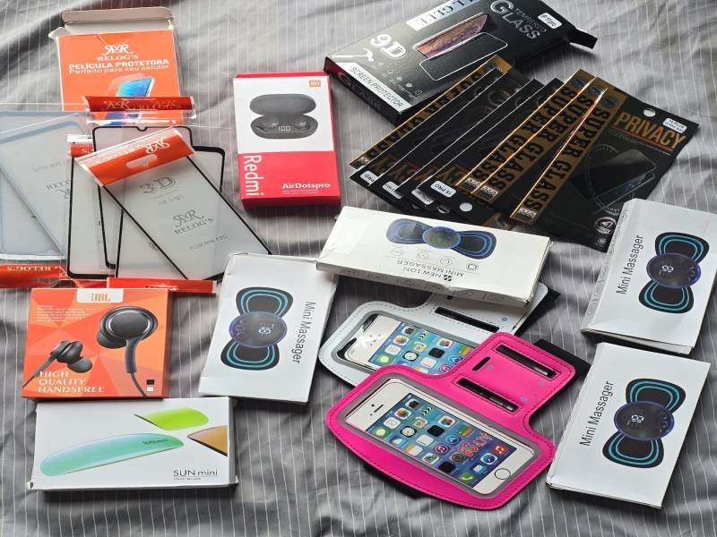 Lote de Accesorios para Celular: Protectores de Pantalla, Auriculares y Masajeadores