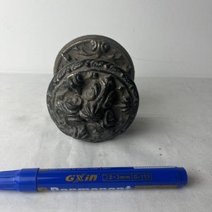 Manijón de Bronce Macizo con Detalles Ornamentales - imagen 4