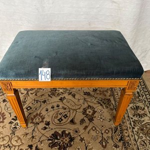 Lote siguiente: Banqueta Tapizada Azul de Madera con Patas Talladas
