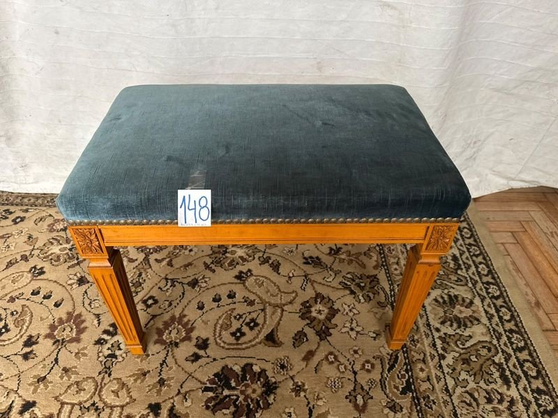 Banqueta Tapizada Azul de Madera con Patas Talladas