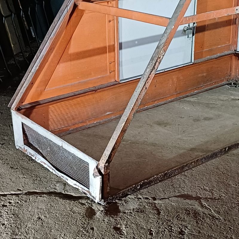 Armario bajo escalera de hierro: Mueble práctico y estético - imagen 10