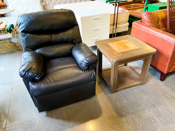 Sillón Reclinable de Cuero Negro y Mesa Auxiliar de Madera