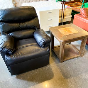 Lote siguiente: Sillón Reclinable de Cuero Negro y Mesa Auxiliar de Madera