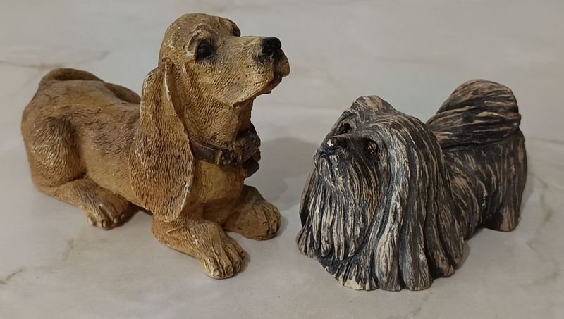 Dos Figuras de Perros en Resina - Basset Hound y Lhasa Apso - imagen 2