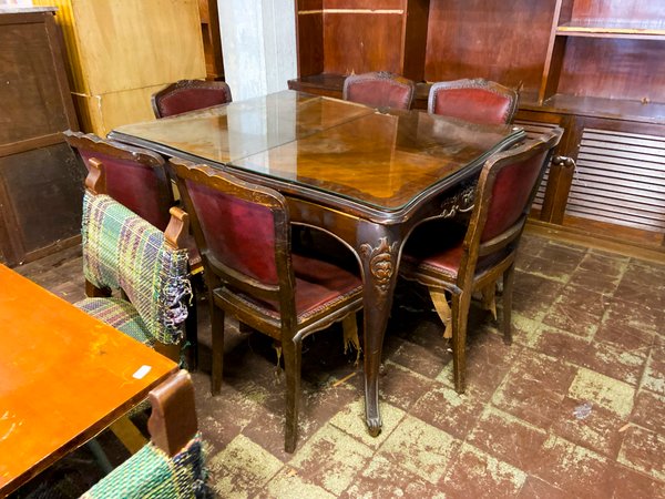 Mesa de Comedor Clásica con 6 Sillas Tapizadas