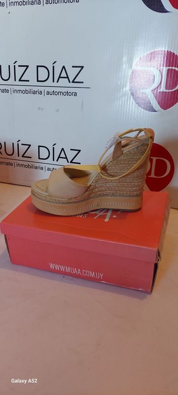 Lote siguiente: Zapatos de tacón alto para mujer