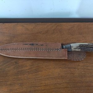 Lote siguiente: Cuchilla Artesanal de 25 cm con Vaina de Cuero