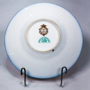 Plato Limoges de Porcelana Francesa, Pintado a Mano con Personajes de Época y Bordes Dorados - imagen 3