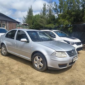 Lote siguiente: Volkswagen Bora Plateado 2009