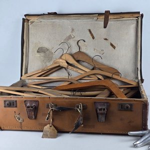 Lote siguiente: Maleta Antigua de Cuero con Perchas de Madera Vintage