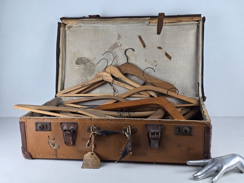 Maleta Antigua de Cuero con Perchas de Madera Vintage
