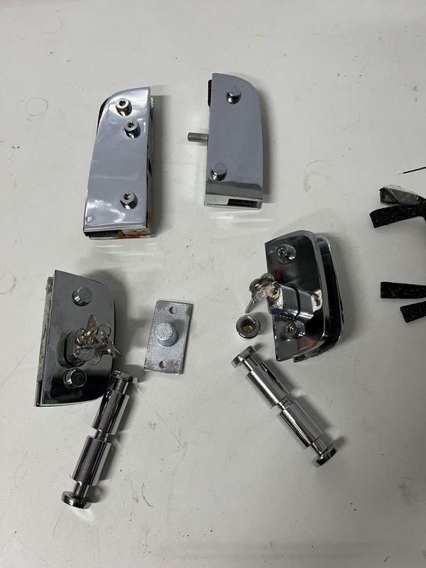 Kit de 2 Cerraduras con Llave y Bisagras para Blindex