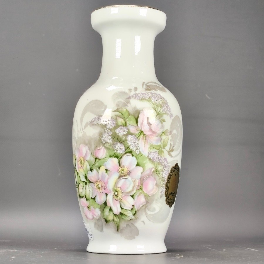 Lote anterior: Florero en porcelana Francesa Limoges decorado con diseño floral al viejo estilo