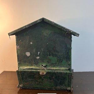 Casita Cajón de Chapa Verde con Techo a Dos Aguas - imagen 1