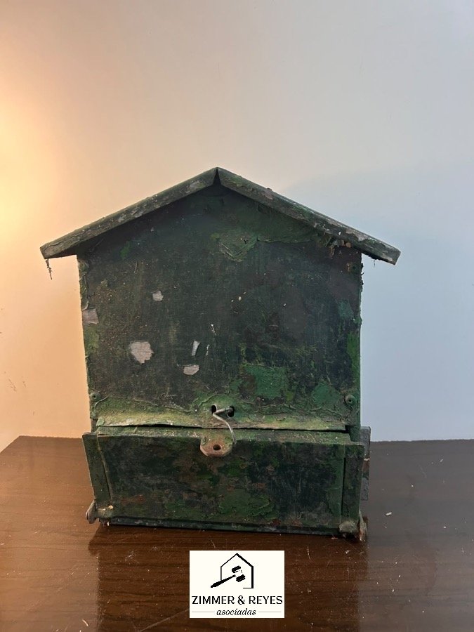 Casita Cajón de Chapa Verde con Techo a Dos Aguas