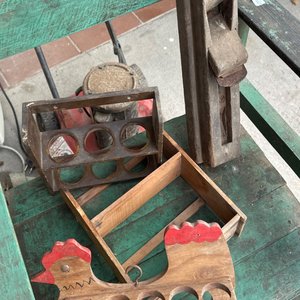 Lote siguiente: Huevera de Madera con Gallina y Utensilio de Madera