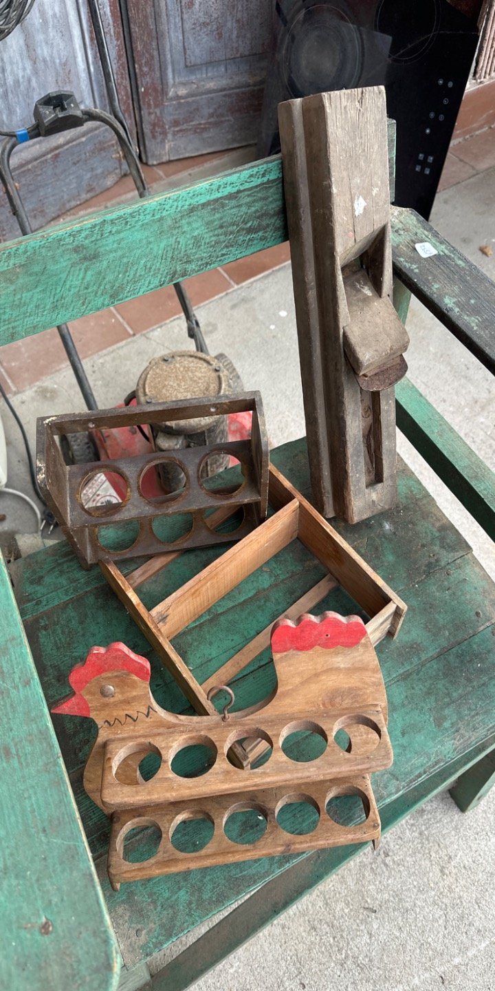 Huevera de Madera con Gallina y Utensilio de Madera