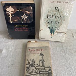 Lote siguiente: Lote de Libros: Las venas abiertas de América Latina, El infinito en un junco y Allá lejos
